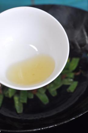 将泡海米的水倒入锅中，盖上锅盖焖煮荷兰豆变软。