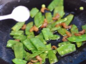 最后出锅前加入盐。