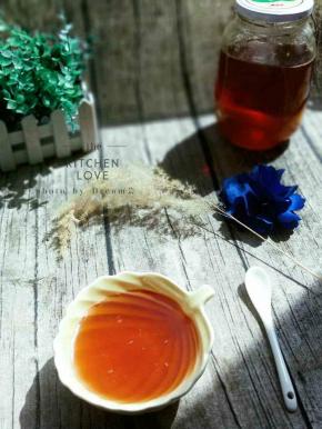 首先来详细了解一下什么叫转化糖浆。我们知道，当把糖和水混合加热煮沸以后，水分会慢慢挥发，糖水的浓度会越来越高。当糖水的浓度达到一定程度的时候，冷却后，糖会结晶析出。为了防止这个现象发生，我们在煮糖水的时候，加入一些酸性物质(柠檬酸，酒石精等。这次的配方里用柠檬汁代替)，部分糖会被酸分解成为不易结晶的单糖。这个过程就叫做糖的转化。