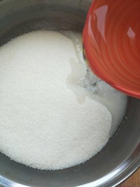准备一个不锈钢锅或者陶瓷锅(不要用铁锅和铝锅)，把糖放入锅里。
加入水，用筷子稍微搅拌一下。