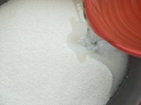 准备一个不锈钢锅或者陶瓷锅(不要用铁锅和铝锅)，把糖放入锅里。
加入水，用筷子稍微搅拌一下。
