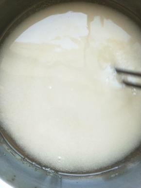 加入水，用筷子稍微搅拌一下，让糖和水混合。开中火加热。之后请不要再搅拌