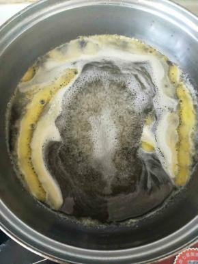 等糖水煮开以后，倒入新鲜柠檬汁。再度煮开以后，转小火，慢慢熬煮。从这个时候一直到煮糖浆结束，切记都不要再搅拌糖水。