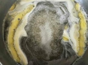 等糖水煮开以后，倒入新鲜柠檬汁。再度煮开以后，转小火，慢慢熬煮。从这个时候一直到煮糖浆结束，切记都不要再搅拌糖水。
