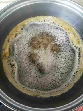 这个时候可能有一部分糖水粘在了锅壁上。为了防止这部分糖产生糖晶颗粒，可以拿一个毛刷沾水，在锅壁上刷一圈。水沿着锅壁流下去的时候可以将锅壁上的糖洗刷到锅里去。这步忘记照片了，以后补上。