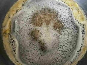 这个时候可能有一部分糖水粘在了锅壁上。为了防止这部分糖产生糖晶颗粒，可以拿一个毛刷沾水，在锅壁上刷一圈。水沿着锅壁流下去的时候可以将锅壁上的糖洗刷到锅里去。这步忘记照片了，以后补上。