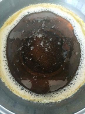 然后，一直用小火慢慢熬煮即可。煮40分钟到1小时左右。煮的时间越长，糖浆的颜色越深。我们可以看到糖浆颜色慢慢变深的过程。