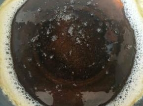 然后，一直用小火慢慢熬煮即可。煮40分钟到1小时左右。煮的时间越长，糖浆的颜色越深。我们可以看到糖浆颜色慢慢变深的过程。
