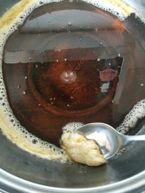 煮好糖浆后，关火，把上面的浮沫捞出去（这次浮沫泛黄不知道是不是柠檬的问题）等糖浆冷却后，找一个密封罐，把糖浆装起来，放置1天以后使用。