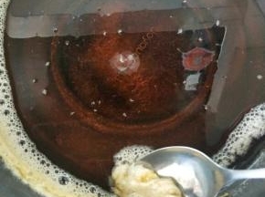 煮好糖浆后，关火，把上面的浮沫捞出去（这次浮沫泛黄不知道是不是柠檬的问题）等糖浆冷却后，找一个密封罐，把糖浆装起来，放置1天以后使用。