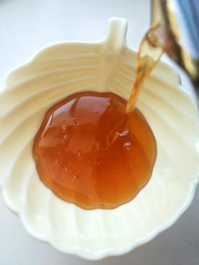 有很多糖浆都说做好后需要放置1个星期甚至15天后再使用。不过如果根据我这个配方做出来，放置1天后就用也没问题的。当然，糖浆煮好后，放置的时间越长，使用效果越好。转化糖浆的防腐能力很强，经得起放置，可以一次多做一点，第二年还可以使用哈。