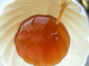 有很多糖浆都说做好后需要放置1个星期甚至15天后再使用。不过如果根据我这个配方做出来，放置1天后就用也没问题的。当然，糖浆煮好后，放置的时间越长，使用效果越好。转化糖浆的防腐能力很强，经得起放置，可以一次多做一点，第二年还可以使用哈。