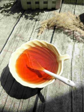 煮糖浆的时候，要开小火。如果火开的太大，水分挥发太快，可能不到40分钟糖浆就变稠了。因为每家的炉子最小火不一样，锅的口径也不一样，都会影响到水分的挥发。煮的时候一定要注意糖浆的颜色和浓稠度。只要差不多了，就要关火。