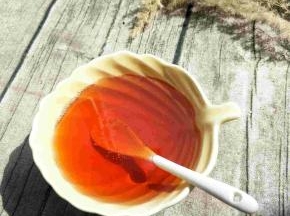煮糖浆的时候，要开小火。如果火开的太大，水分挥发太快，可能不到40分钟糖浆就变稠了。因为每家的炉子最小火不一样，锅的口径也不一样，都会影响到水分的挥发。煮的时候一定要注意糖浆的颜色和浓稠度。只要差不多了，就要关火。