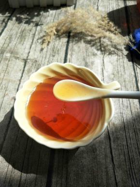 如果水分挥发过快，短时间内你的糖浆水分已经挥发的差不多了，但是颜色却还没有到位，可以多加点水来煮的哈。千万不能让水分挥发完了，糖浆温度过高，冷却后可是会变硬的哦。如果你家的火力较大，煮的时候可以加盖，防止水分过度挥发。