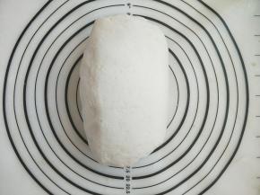 ，然后稍晾一下，用手开始揉面，揉成一个光光的面团。