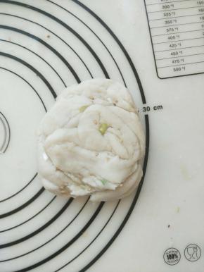 按扁的面团用手或者擀面杖擀成八寸不粘锅大小。