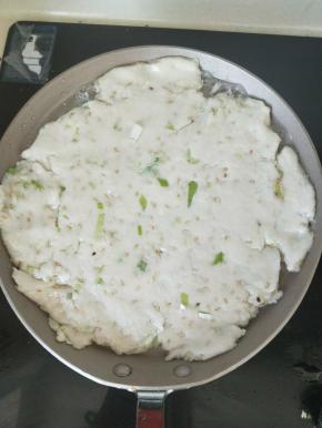 底锅烧热后加入植物油，油热放入一个饼，呈金黄色就翻面。