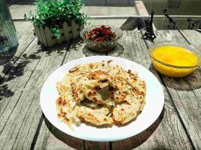 在煎的时候面上淋点油，有些地方口感会很酥脆。