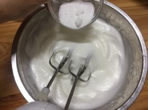 蛋清里加入几滴柠檬汁或白醋，分3次加入细砂糖打至硬性发泡，提起打蛋头，打蛋头上呈短，直立的状态（这一步忘记拍照了）