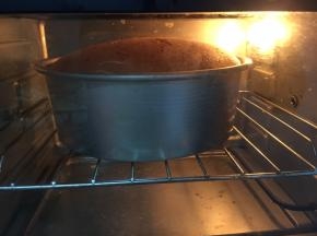 烤箱预热至150度上下火，中层烤50分钟