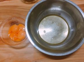 将蛋清、蛋黄分离出来，注意分离时让蛋清沾到一丝蛋黄（盛蛋清的碗必须保证无油无水）