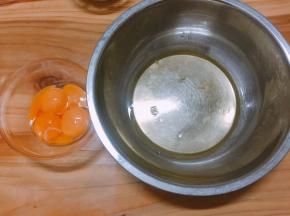 将蛋清、蛋黄分离出来，注意分离时让蛋清沾到一丝蛋黄（盛蛋清的碗必须保证无油无水）
