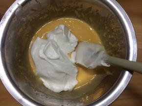 取1/3的蛋白霜放入蛋黄糊中，用硅胶刮刀翻拌、切拌手法搅拌均匀