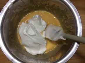 取1/3的蛋白霜放入蛋黄糊中，用硅胶刮刀翻拌、切拌手法搅拌均匀