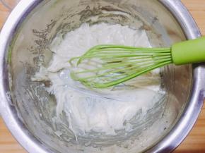 用手动打蛋器打“十”字手法，充分搅拌至无颗粒状