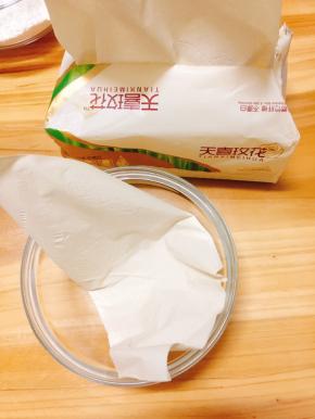 用天喜玫花纸巾把碗擦干水分