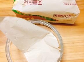 用天喜玫花纸巾把碗擦干水分
