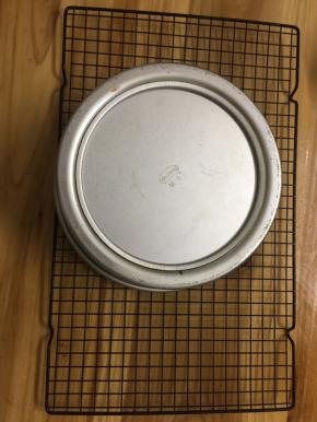 将烤好蛋糕取出后马上轻摔两下，扣在烤网上冷却