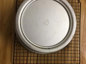 将烤好蛋糕取出后马上轻摔两下，扣在烤网上冷却