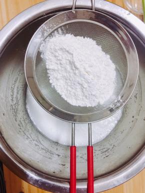 筛入低筋面粉