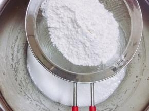 筛入低筋面粉