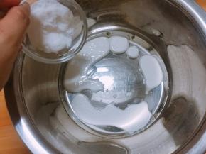 将牛奶、植物油、细砂糖倒入碗内