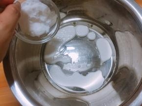 将牛奶、植物油、细砂糖倒入碗内