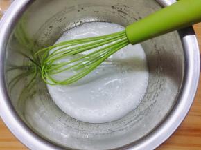用手动打蛋器搅拌均匀至乳化状态