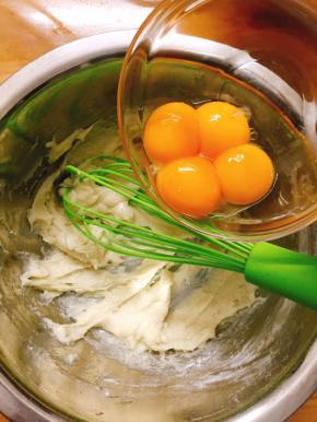 倒入蛋黄，继续用手动打蛋器一样是“十”手法搅拌均匀