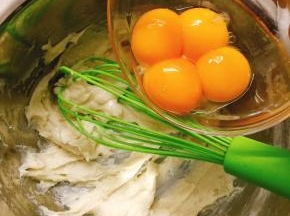 倒入蛋黄，继续用手动打蛋器一样是“十”手法搅拌均匀