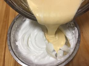 拌好的面糊倒入2/3的蛋白霜中，用一样手法，拌至蛋白与面糊完全融合