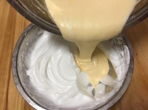 拌好的面糊倒入2/3的蛋白霜中，用一样手法，拌至蛋白与面糊完全融合