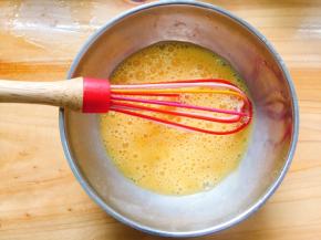 鸡蛋用打蛋器打散