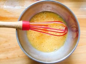 鸡蛋用打蛋器打散