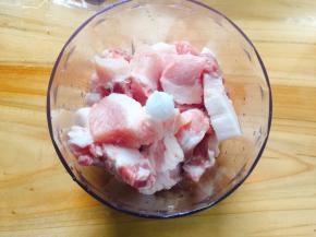 将肉洗净切块放入食物料理机内搅成肉末