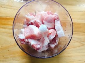 将肉洗净切块放入食物料理机内搅成肉末