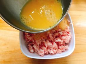 鸡蛋液倒入肉末里
