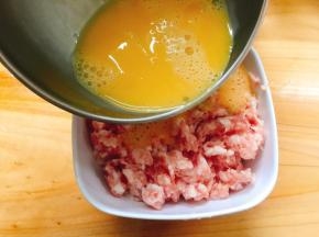 鸡蛋液倒入肉末里