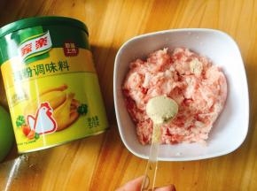 加入2勺家乐鸡粉，用筷子搅拌均匀